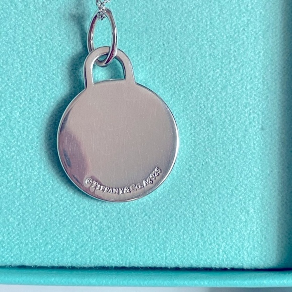 ❗️SOLD❗️Tiffany & Co. blue enamel round tag necklace - Picture 3 of 5